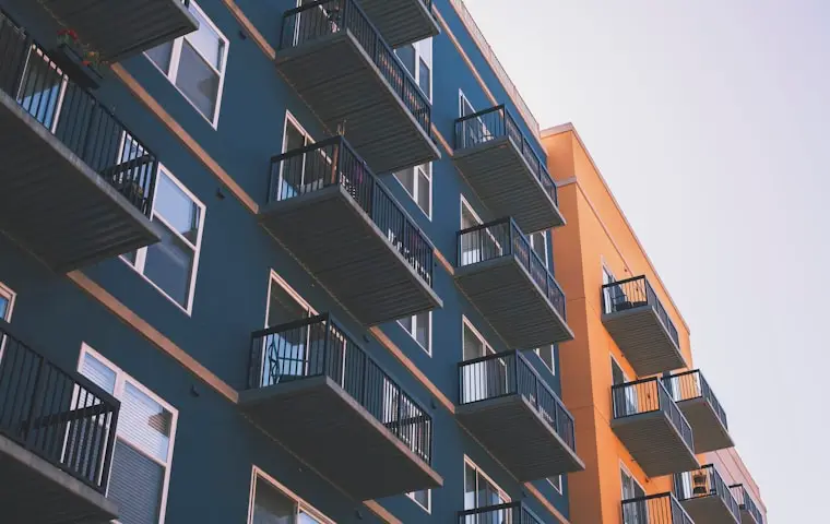 Gevel van een appartementengebouw met balkons